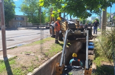 El municipio intensifica la limpieza de desagües y firmó un convenio para trabajar con irrigación e hidráulica